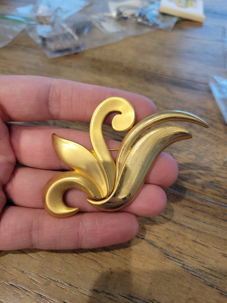 Vintage Signed TONA Smooth & Brushed Gold Tone Finish Curly Brooch Pin