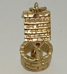 14k Yellow Gold Wishing Well Charm Articulated C31