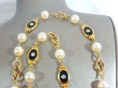 VTG BEZEL SET ONYX ENAMEL W RHINESTONE LARGE FAUX PEARL STATIONS 32″ NECKLACE
