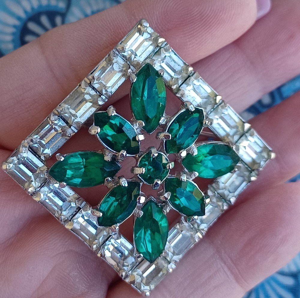 Vtg Juliana Style Green and Clear Crystal Rhodium Plated Brooch