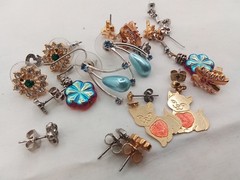 10 LOT D VINTAGE ESTATE PIERCED EARRINGS ALL DAINTY SOME HUGGIE & DANGLE