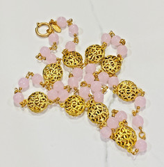 VINTAGE 1980 CHANEL ROSE PINK GRIPOIX POURED GLASS GOLD MEDALLION 35″ NECKLACE