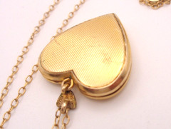 Beautiful Vintage Gold-Filled Etched Heart Photo Locket & Chain Necklace