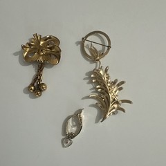Vintage Gold Tone Bow Brooch Multicolor Round Rhinestones Dangle Pearl Pin