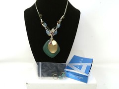 2006 Avon Decorative Seafoam Gift Set – Necklace & Earrings