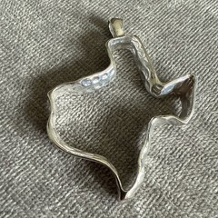 VTG State of Texas Charm Necklace Pendant Hammered Silver Tone Texas Outline