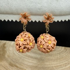 1960’s Mod Soft Plastic White Daisy Ball Drop Dangle Clip Earrings Hong Kong