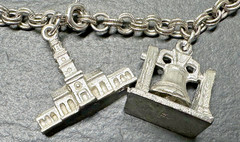 7 VINTAGE USA TRAVEL CHARMS & 7″ SILVER TONE BRACELET M195