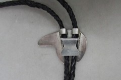 VINTAGE SOUTHWEST N.A. STERLING BEAR BOLO TIE W/TUFA CASTING