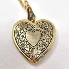 Gold Tone Etched Heart Locket Pendant Chain Necklace 24″ Discovery Of California