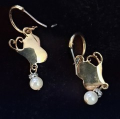 Vintage White Thermoset Leaf Gold-Tone Necklace Butterfly Faux Pearl Earring Set