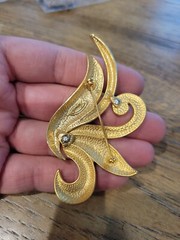 Vintage Signed TONA Smooth & Brushed Gold Tone Finish Curly Brooch Pin