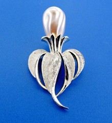 Vintage Signed Pin Sarah Coventry Pearl Floral Brooch 3.5 in