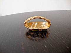 VTG RETRO MOD SCALLOPED SHELL GOLD TONE HINGED W/SAFETY CATCH DRESS/SCARF CLIP
