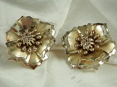 Very Pretty Vintage 1950s-60s Gold Tone Flower Earrings 595JE4