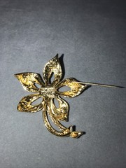 AAI Vintage Flower Pin Brooch White Faux Pearl Gold Tone Signed 1990s