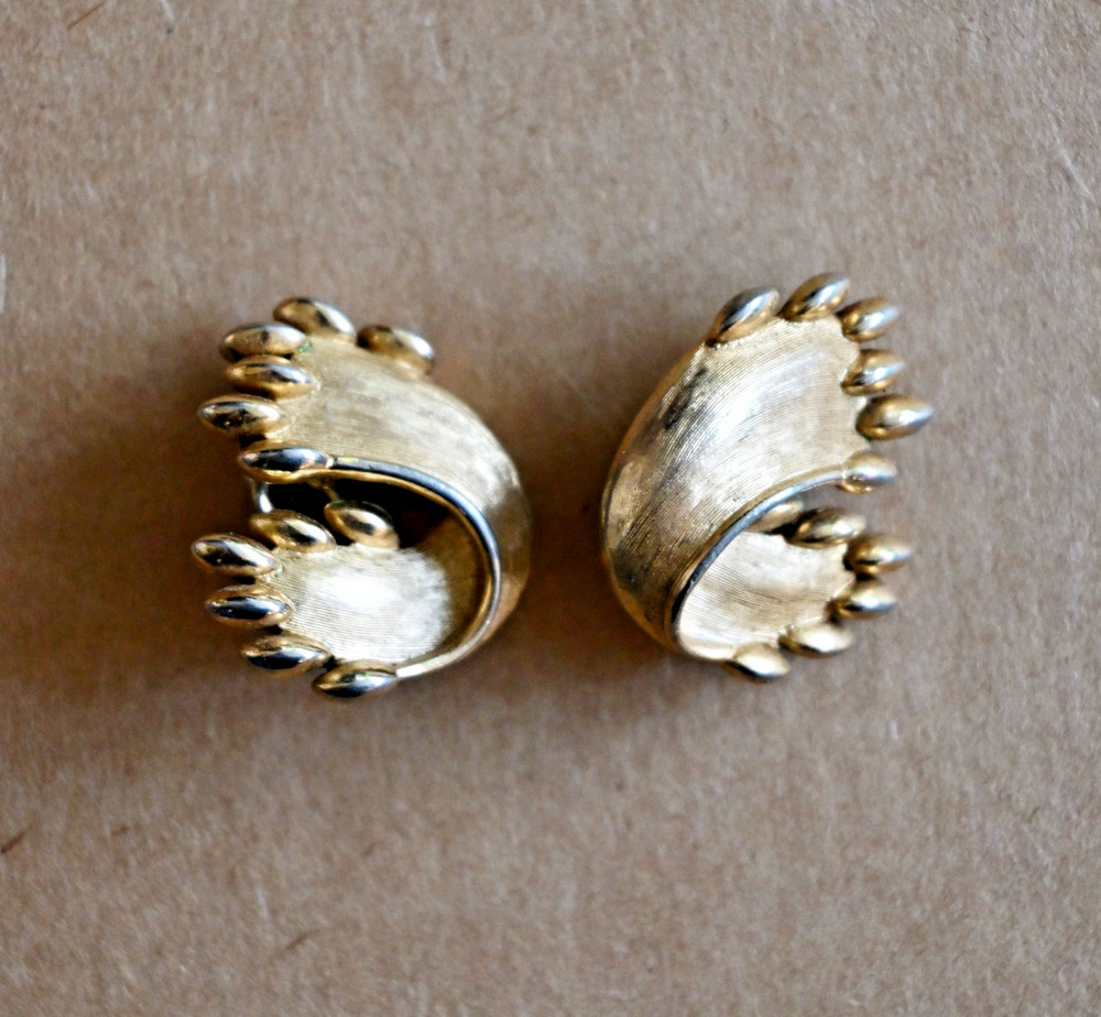 Crown Trifari Gold Tone Textured Clip On Earrings Golden Trifarium Vintage 1960s