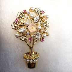 Vtg Danecraft nos gold tone rhinestone faux pearl Flower Bush Pin