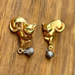 Vintage Good Cat Earrings Dangle Ball Yarn Playful Kitten Pierced Earrings