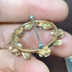 Krementz Copper Tone Gold Plated Round Leaf Rose Pin Brooch Signed Vtg Wreath