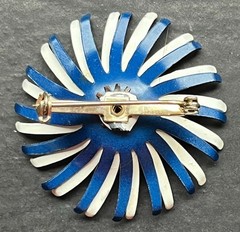 vtg RED, WHITE, DARK BLUE Layered Pinwheel Daisy PIN. Enamel & Metal. 1.75″.’60s