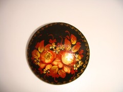 VINTAGE HAND MADE IN RUSSIA LACQUERED ROUND SHAPE BROOCH ROSES ESTATE