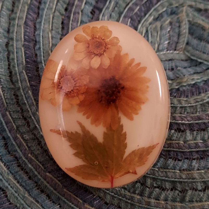 Oval Resin Floral Cameo-Style Brooch Pin, Cream, Women’s Fashion Jewelry