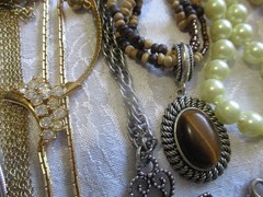 VINTAGE JEWELRY LOT 50 ALL SIGNED AVON NECKLACE BRACELET BROOCH PIERCED EARRINGS