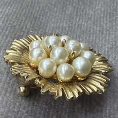 Crown Trifari Textured Gold Tone Faux Pearl Birds Nest Brooch MCM Flower