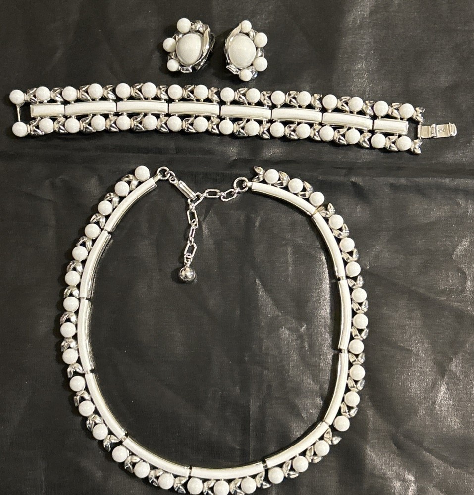 VTG 3 Piece Crown Trifari Milk Glass Necklace Bracelet Clip Earrings Beautiful