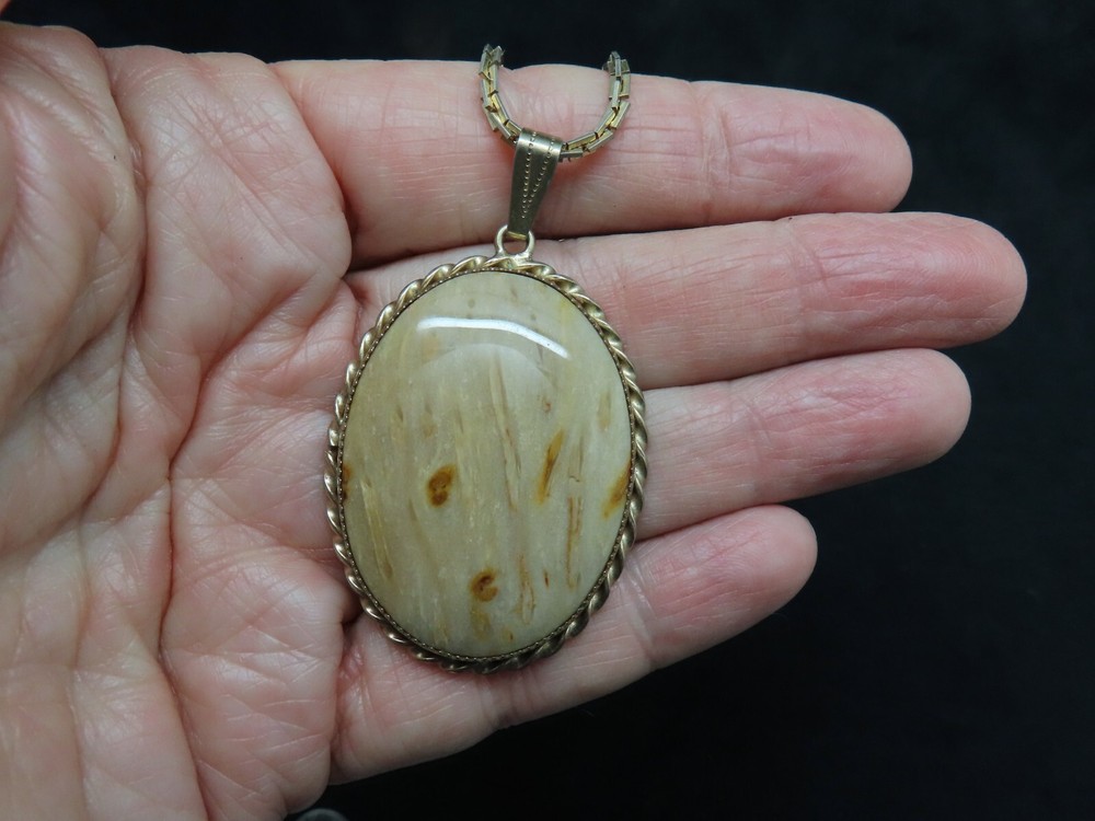 Vintage 1970’s Creamy Beige Petrified Wood Slide Necklace