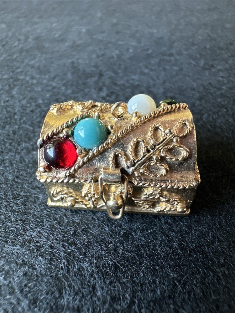 Vintage Avon 1974 Queen’s Ransom Treasure Chest Pill Box Pendant No Chain