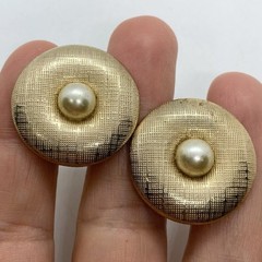 VTG MCM TEXTURED GOLD PUFFY DISC PEARL HUGGIE EARRINGS CLIP-ON