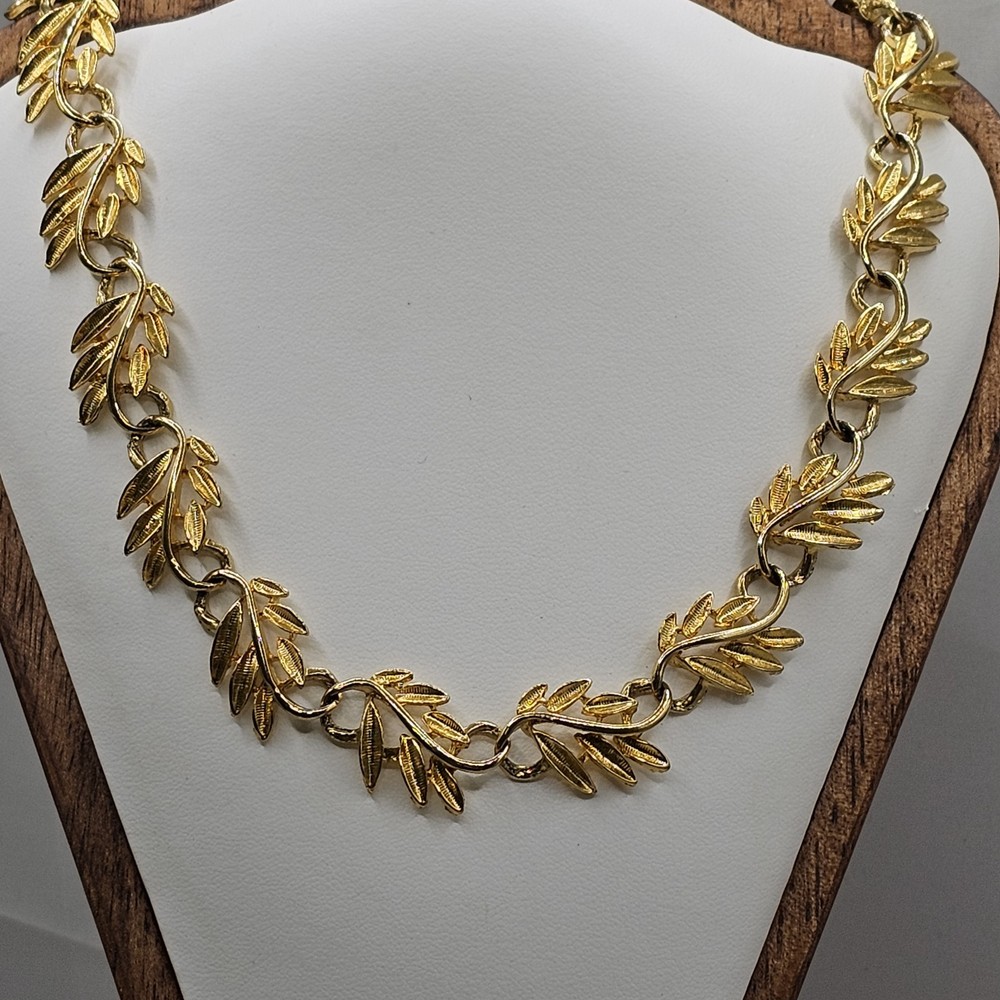 Vintage Gold Tone Laurel Leaf Link Collar Necklace Textured Botanical 15.5 In