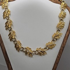 Vintage Gold Tone Laurel Leaf Link Collar Necklace Textured Botanical 15.5 In