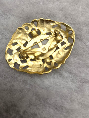 Vtg brushed gold tone floral filigree faux pearl Pin