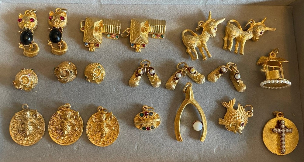 20 Pc Gold Tone VTG Charm/Pendants CAT WISHING WELL MANSION FISH BABY SHOES Etc