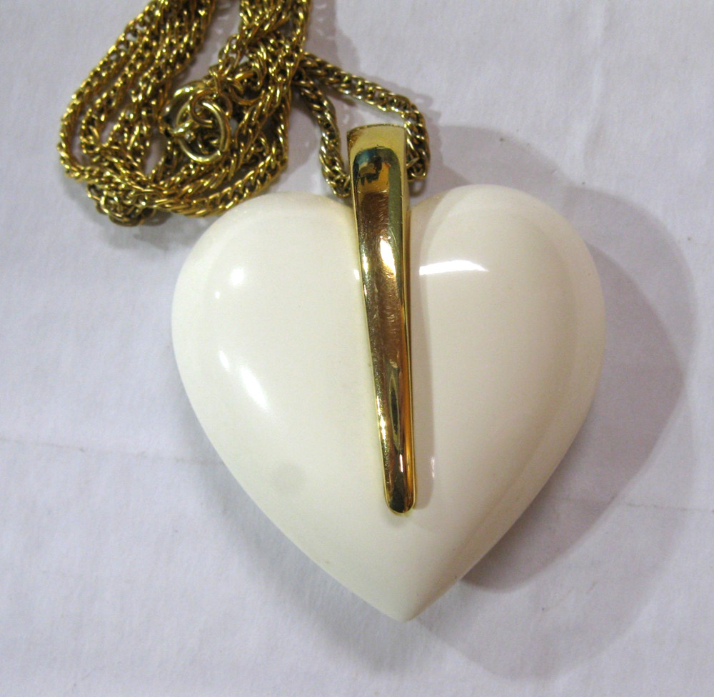 Vintage 70s Crown Trifari Cream / Off White Lucite Heart Gold Tone Necklace