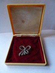 Antique bow brooch sterling silver and maracasite. Inc bakelite display box
