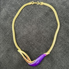 VINTAGE PARKLANE GOLD TONE & PURPLE LUCITE SWIRL & WIDE BRAIDED CHAIN NECKLACE