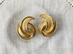 Vintage Signed Crown Trifari Brushed Goldtone Leaf Clip Earrings!