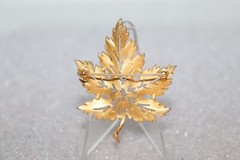 Signed 1955-1969 CROWN TRIFARI Gold Tone Maple Leaf Brooch/Pin