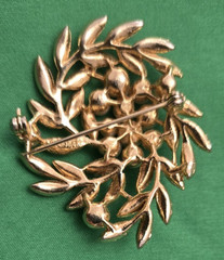 Vintage Signed Lisner Gold Tone Leaves Faux Pearl Brooch Pin 1 3/4″