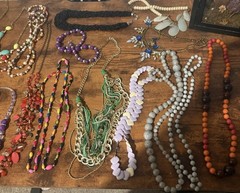 Over 9 Pounds Of Over 71 Individual Necklaces That Are Mostly Beaded And Vintage
