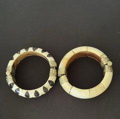 Vintage Boho Chunky Bovine Bone & Horn Hinged Bangle Bracelets – Set of 2