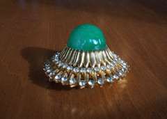 Vintage Jomaz Sunburst Brooch – Green Jadeite-Style Peking Glass – GIA Verified