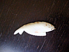 VINTAGE 1970-80s HANDMADE CARVED NATURAL SEASHELL FISH PENDANT