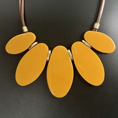 C 1946 Marbled Acrylic/Wood Ovals Faux Leather Cord Statement Gold Tone Necklace