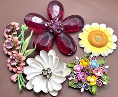 Vintage to Mod flower brooch LOT~17 Pieces~Huge Lady Bug~Porcelain~Spring💐