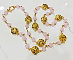VINTAGE 1980 CHANEL ROSE PINK GRIPOIX POURED GLASS GOLD MEDALLION 35″ NECKLACE